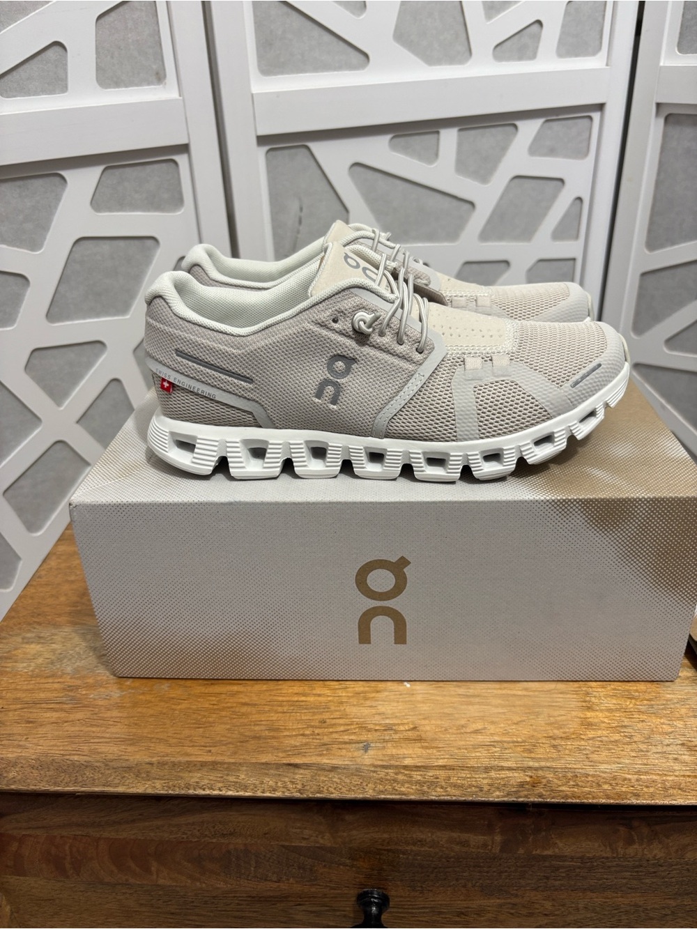 On Cloud 5 Women’s Running Shoes Pearl White size 6